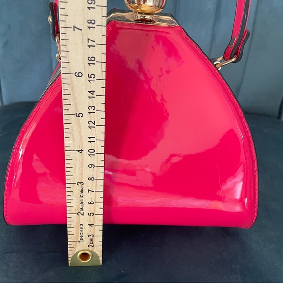 Hot pink handbag with gem clasp. - Picture 4 of 7
